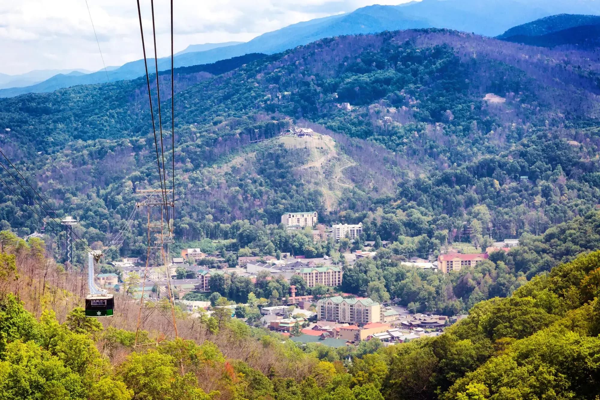 Photo aerial view of gatlinburg tenessee from sky tram