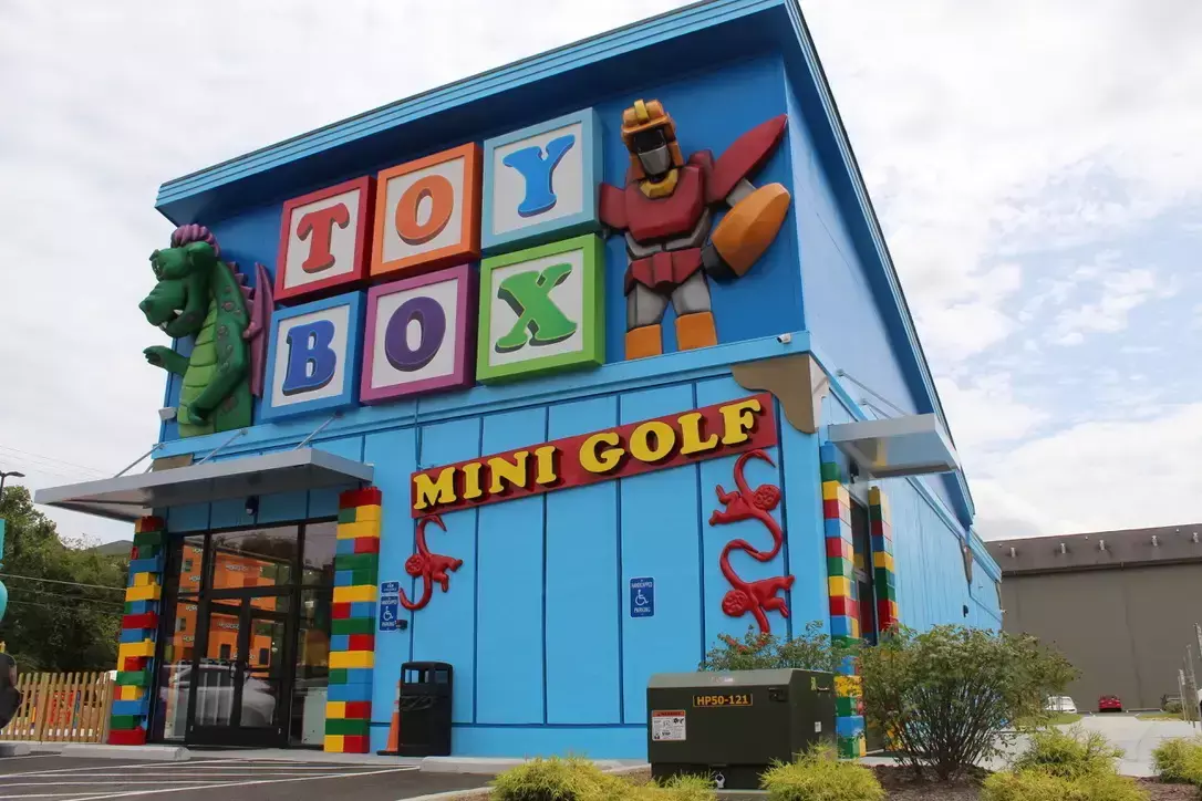 toy-box-mini-golf-exterior