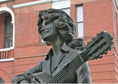 the-dolly-parton-statue
