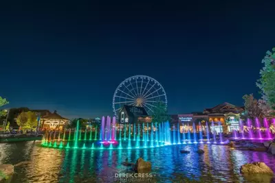 island-fountain-at-night