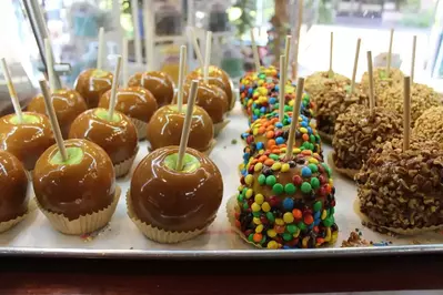 candy-apples-at-big-rock-candy-kitchen