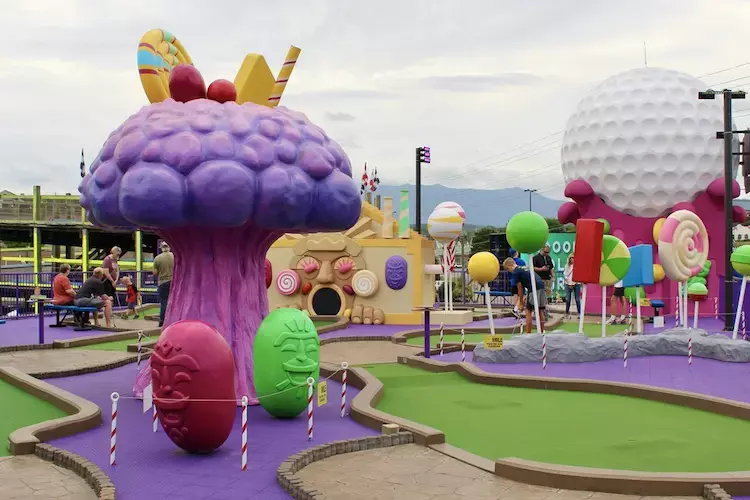 outdoor mini golf pigeon forge